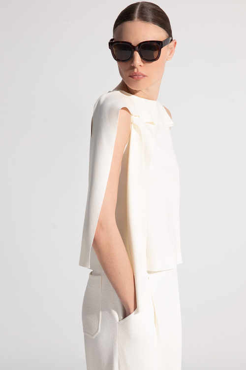 blusa malha dupla leve detalhe decote