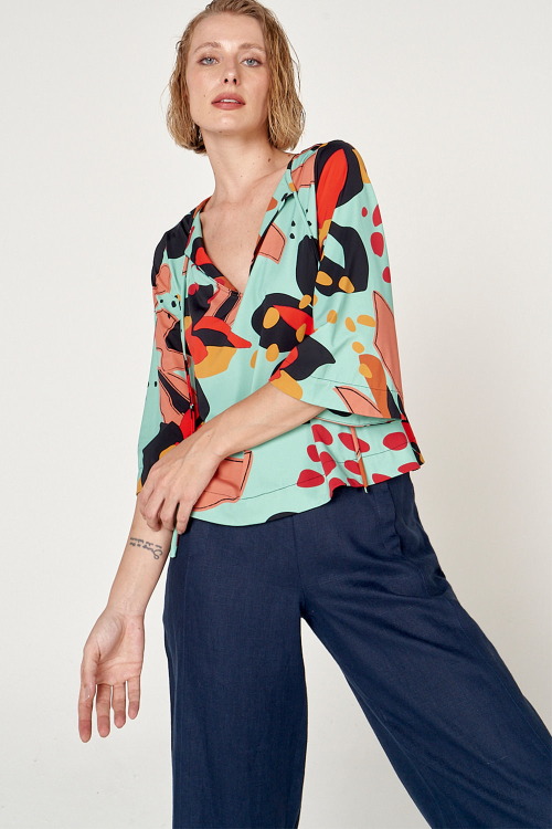 Fit — Blusa Jersey Estampa Astromélia Decote Cruzado