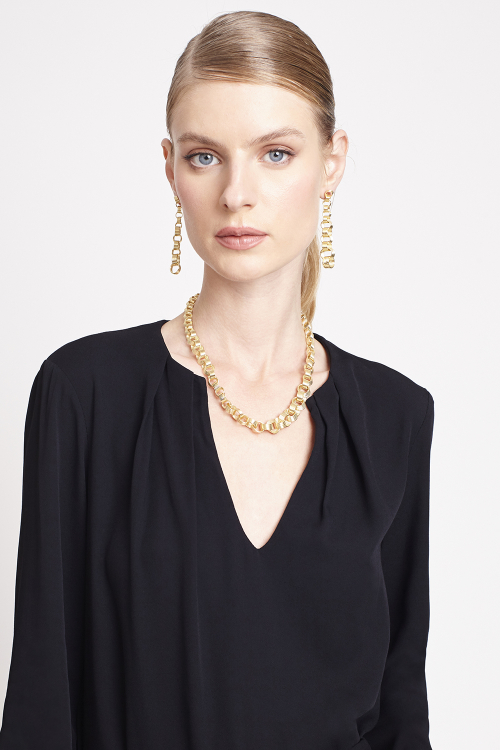Fit — Blusa Crepe Pregas No Decote