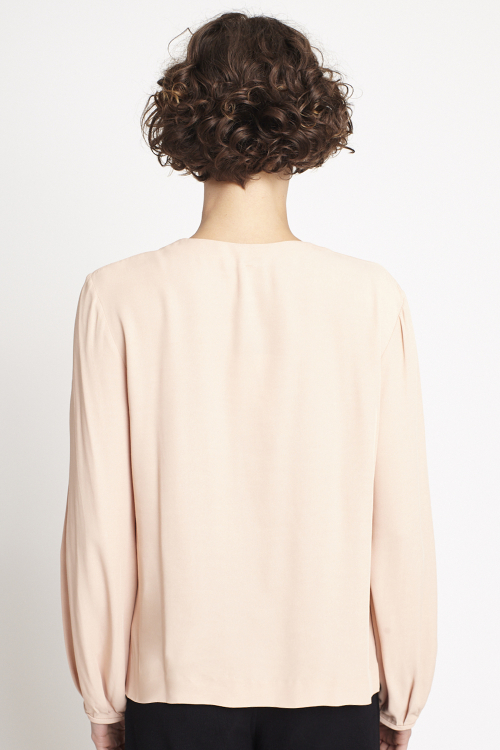 Fit — Blusa Crepe Pregas No Decote