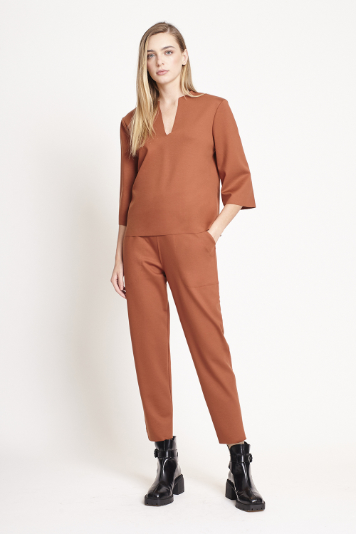 Fit — Blusa Malha Dupla Leve Decote V