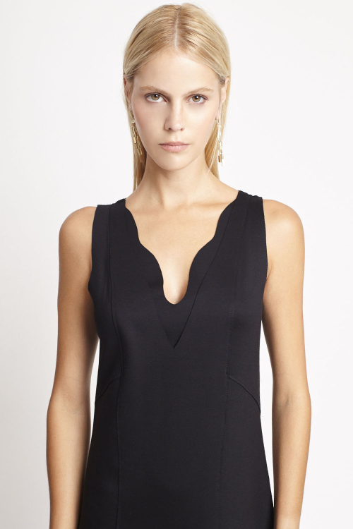 Fit — Vestido Malha Dupla Leve Ondulado Decote